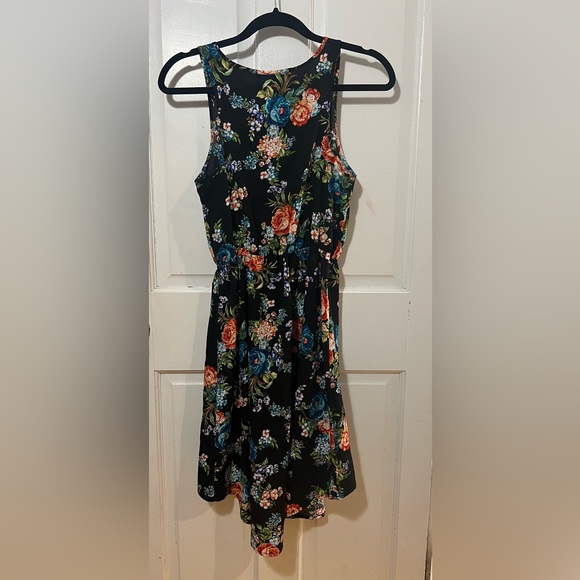U 2 B flowered dress with v back hem on bottom dress - Picture 1 of 3